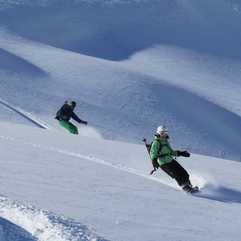 Snowboard Toure, zwei Snowboarder in der Abfahrt, Powder, Tiefschnee