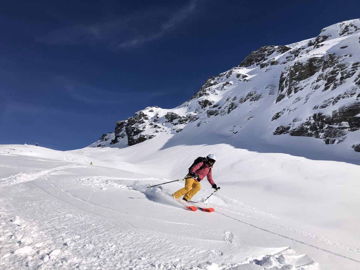 Freeriden, Tiefschnee und verschneite Landschaft, ein Skifahrer in der Abfahrt