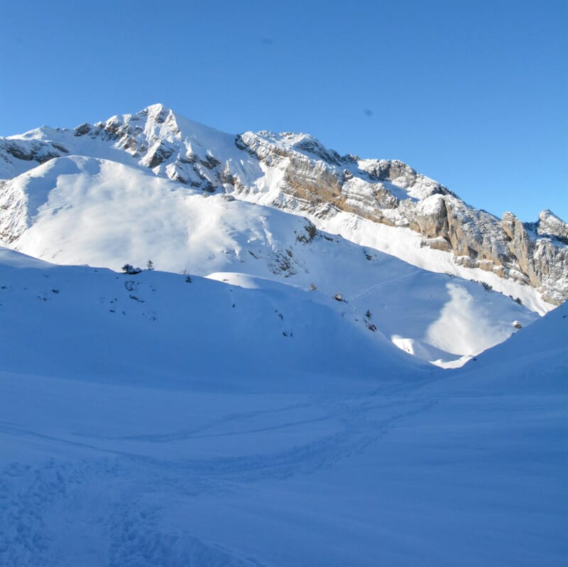 Sonnige Gipfellandschaft, Aussicht von Wintertouren, Schnee und Spuren