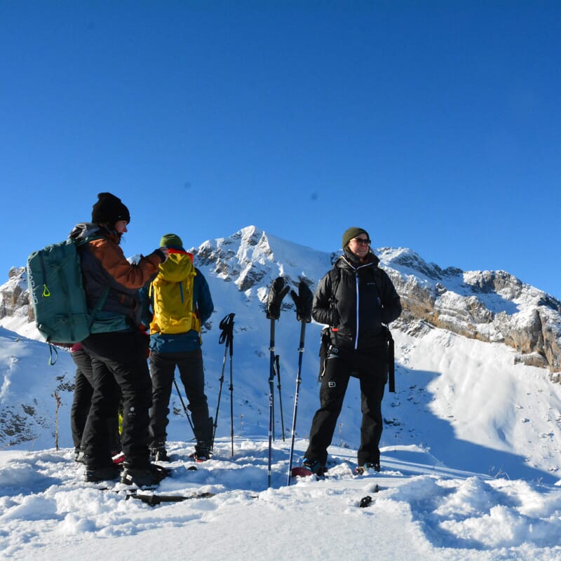 Tourengänger am Ziel, Gipfelpause, Sonne und verschneite Landschaft