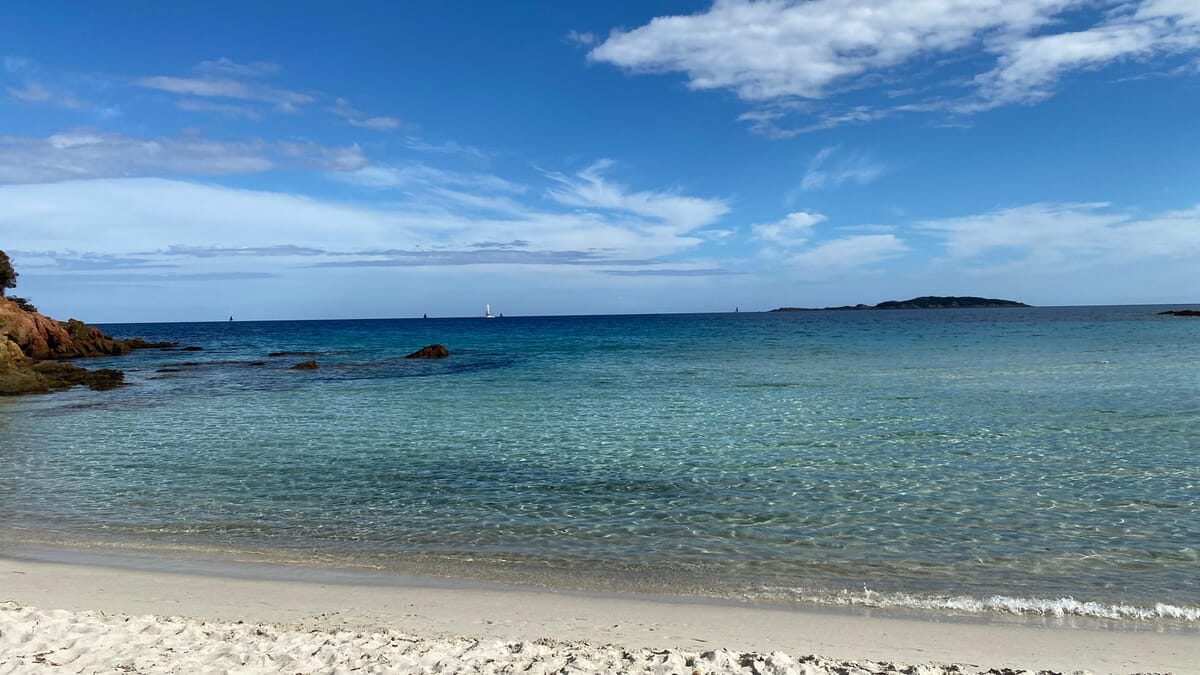 Kletterferien Korsika | Badebucht im Osten Korsikas, kristallklares Wasser