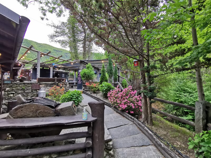 Garten von einem Grotto, gemütliches Beisammensein nach dem Klettern, gutes Essen, Kletterferien Tessin
