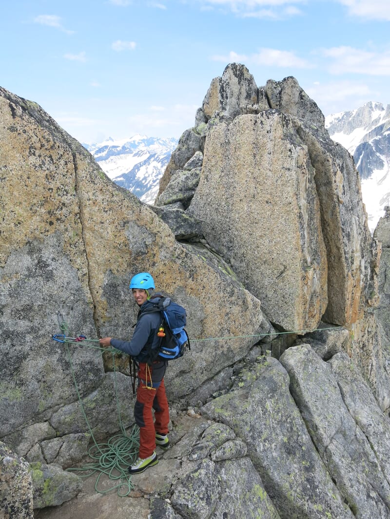 Bergsteiger auf dem Grat, Sicherungspunkt am Fels | Ausbildung Gratklettern auf dem Furkapass
