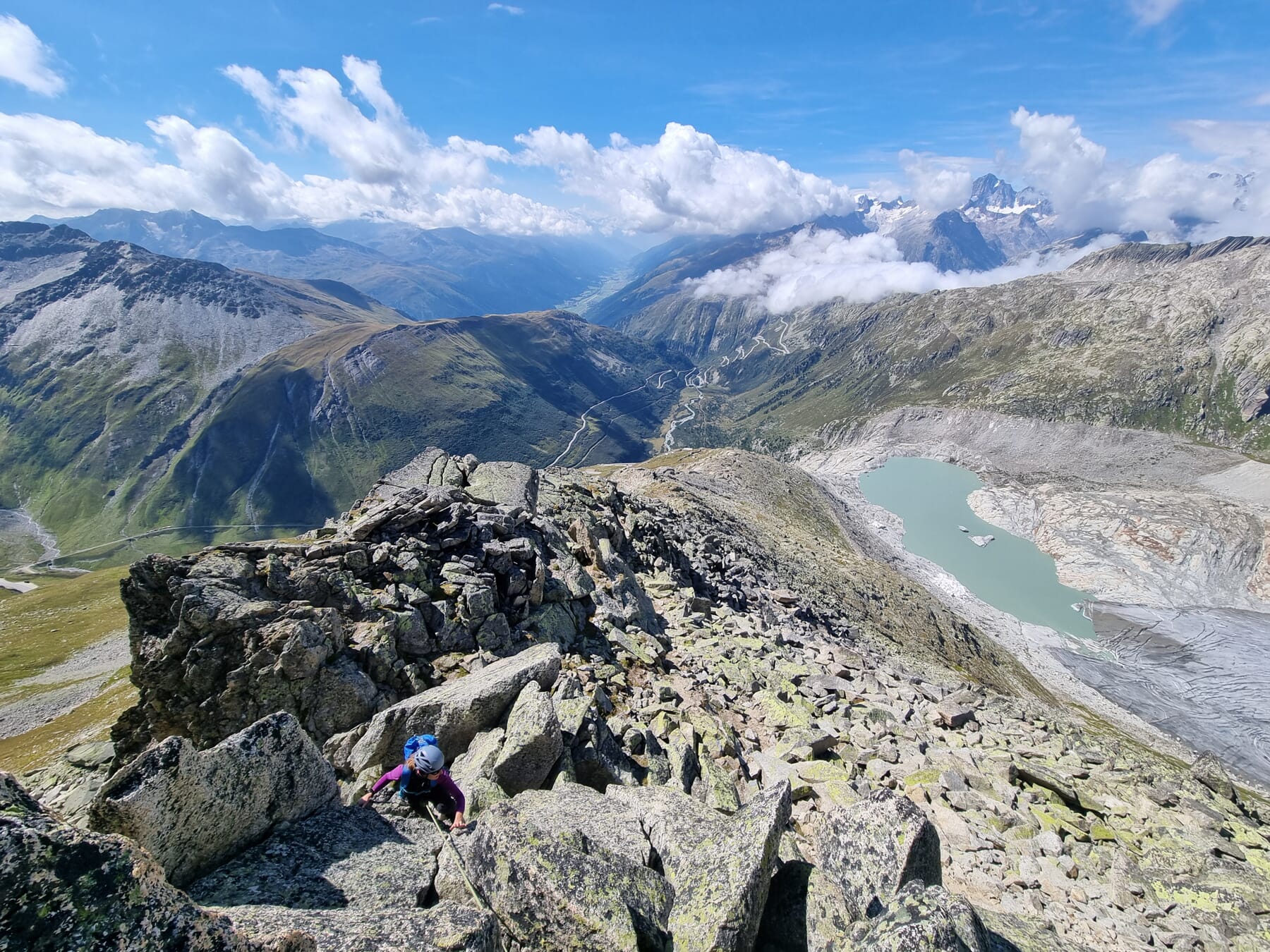 Eine Kletterin im Nachstieg auf einer Hochtour, Felsgrat, Ausbildung Gratklettern am Furkapass