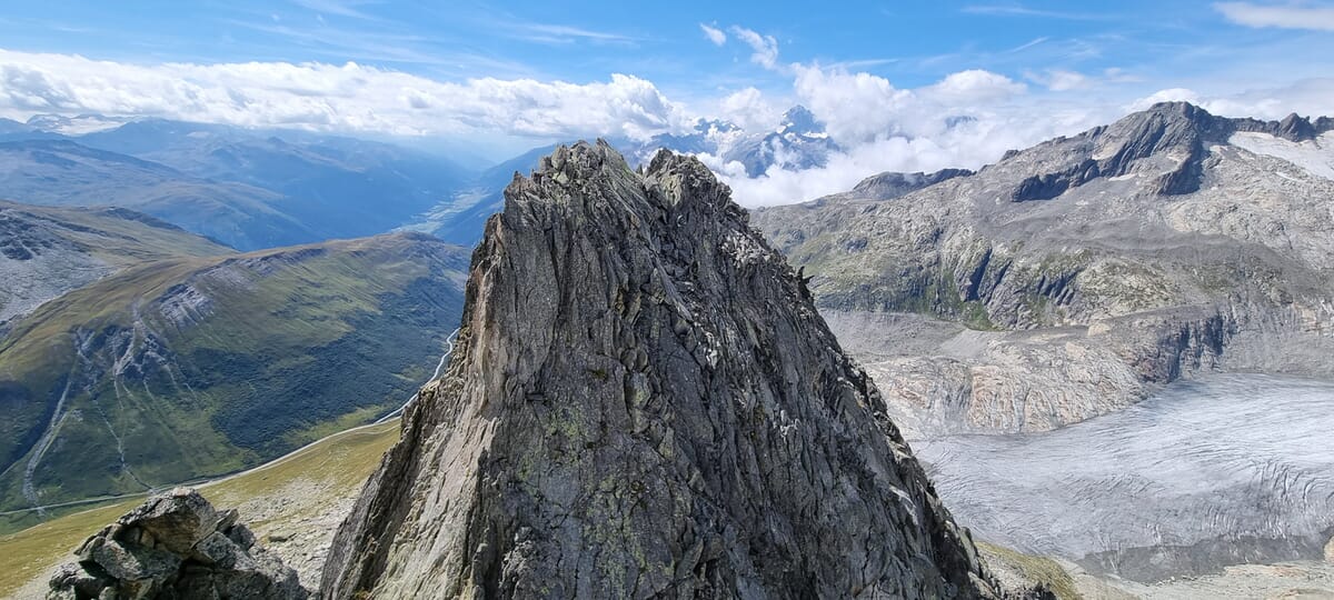 Aussicht auf einen imposanten Felsgrat, Landschaft am Furkapass