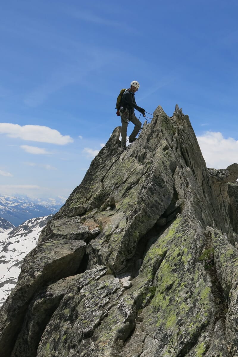 Bergsteiger auf dem Felsgrat, Absicherung, Hochtouren mit Felsgrat