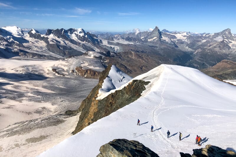 Walliser Berglandschaft, Bergsteiger auf Tour, Hochtouren im Schnee und Eis