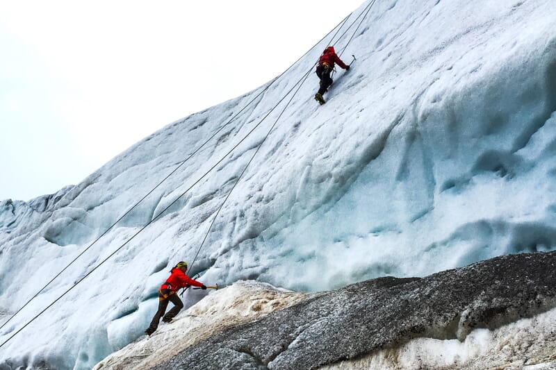 Ausbildung auf dem Gletscher, Ausbildung im Eis, zwei Bergsteiger sind am Technik üben