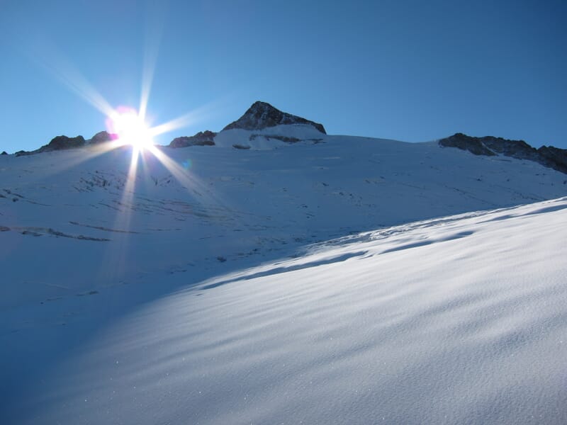 Gletscherlandschaft am Dammastock, Sonne geht auf hinter den Berggipfeln