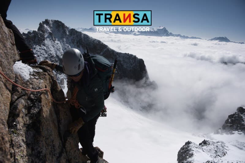 Hochtourengängerin am Fels | Partnerbeitrag von Transa
