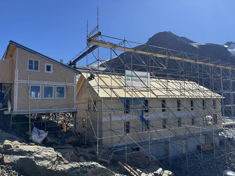 Neubau Trifthütte, neue Trifthütte oberhalb des Triftgletschers im Kanton Wallis