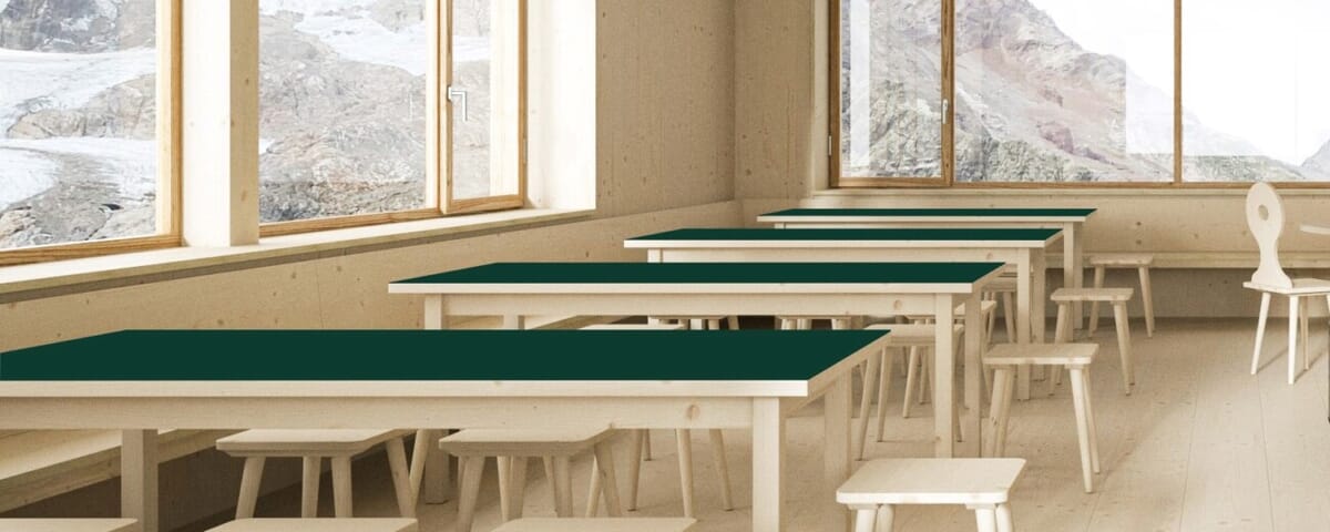 Innenraum der neuen Trifthütte, Essraum mit Tischen, Bänken und Stühlen