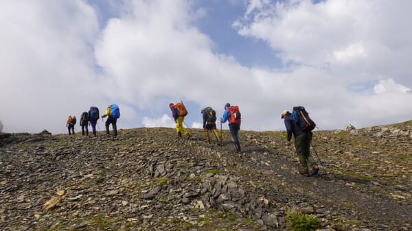 Bergsteiger im Aufstieg in Geröllgelände
