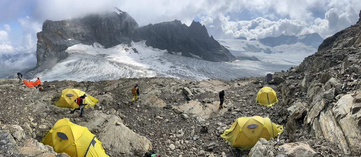 Basecamp Urner Alpen mit Blick über den Gletscher