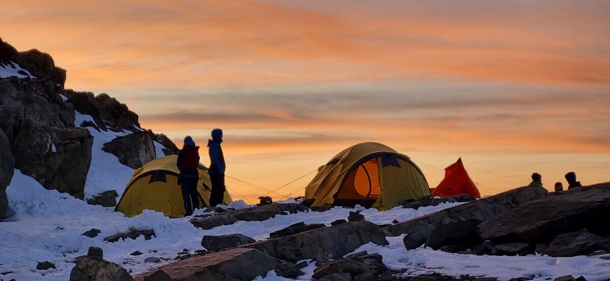 Höhenfieber und Berg+Tal Basecamp Urner Alpen | Zelte und Teilnehmende bei Abendstimmung