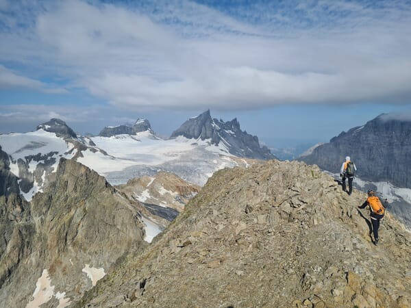 Bergsteiger am Schärhorn Gipfel, Bergkulisse