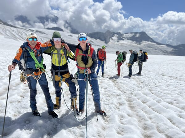 Gruppe von Bergsteigern auf dem Gletscher. Gruppe von Bergsteigern auf dem Gletscher.