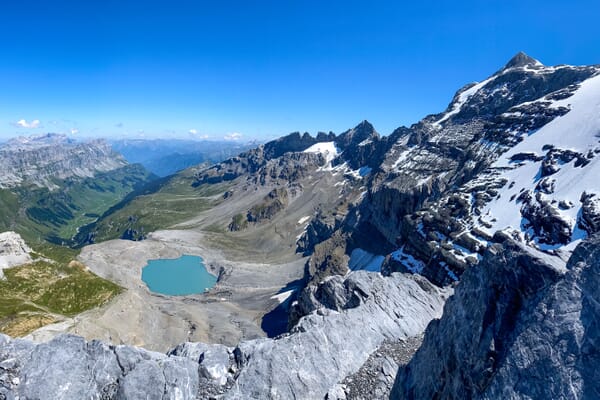 Alpenlandschaft mit kristallklarem Bergsee. Alpenlandschaft mit kristallklarem Bergsee.