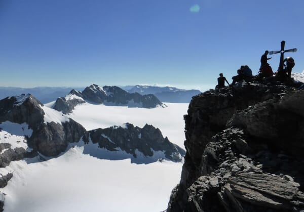 Schärhorngipfel mit Bergsteigern, Gletscherblick. Schärhorngipfel mit Bergsteigern, Gletscherblick.